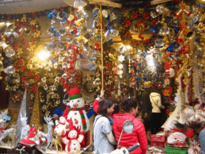 Mua đồ trang trí Noel tại chợ Đại Quang Minh