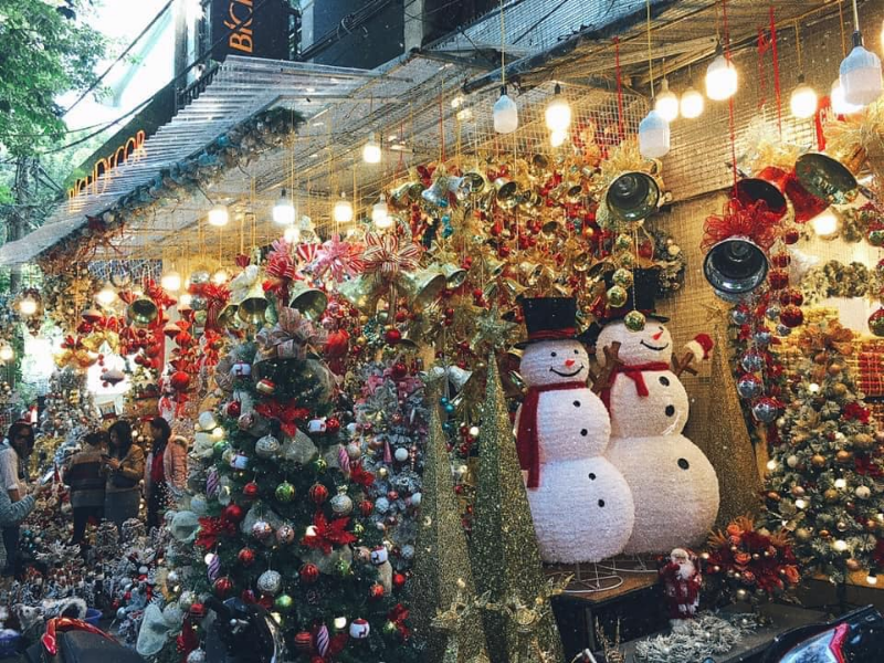 Những con đường chuyên bán đồ trang trí Noel