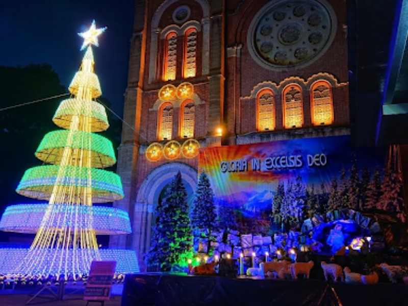 Nhà thờ Đức Bà lộng lẫy đêm Giáng sinh