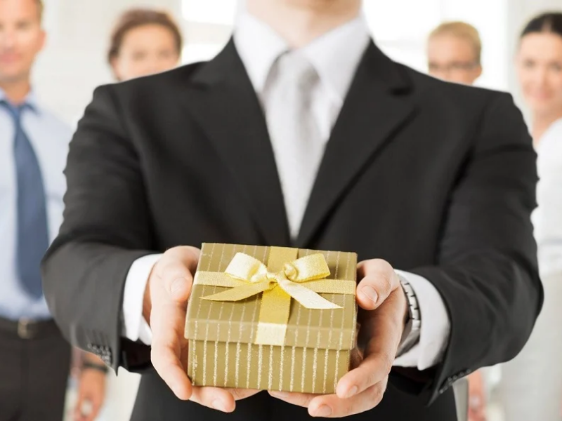 Tìm hiểu văn hóa công ty trước khi tặng quà cho sếp