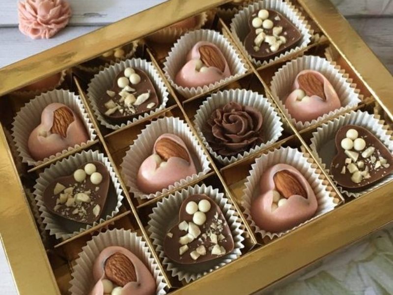 Tặng bạn gái quà Valentine là một hộp socola ngọt ngào