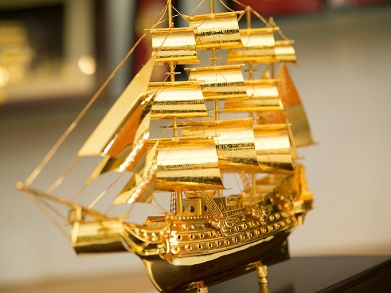 Mô hình thuyền buồm mạ vàng tặng sếp nghỉ hưu
