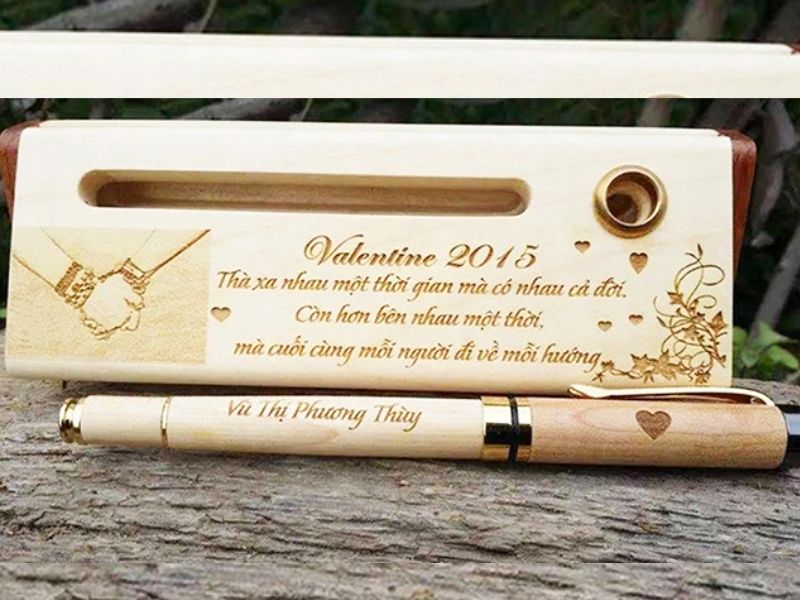 Bút gỗ khắc tên tặng bạn trai khi đi xa