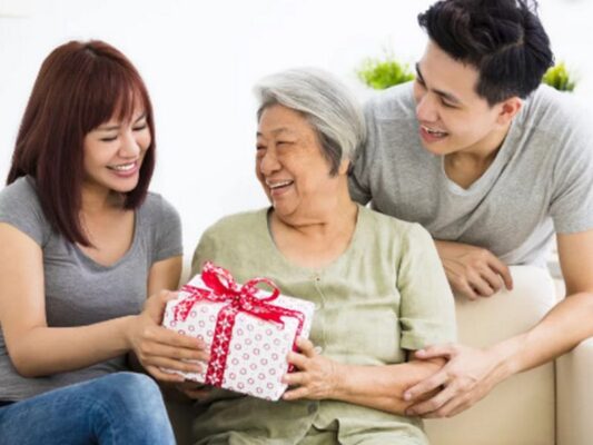 Tại sao nên mua quà gì tặng bố mẹ chồng?