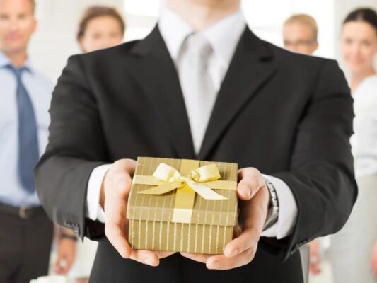 Quà tặng cao cấp cho doanh nhân ý nghĩa để lại dấu ấn riêng