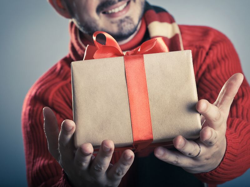 5 gợi ý quà tặng cho đồng nghiệp nam phù hợp
