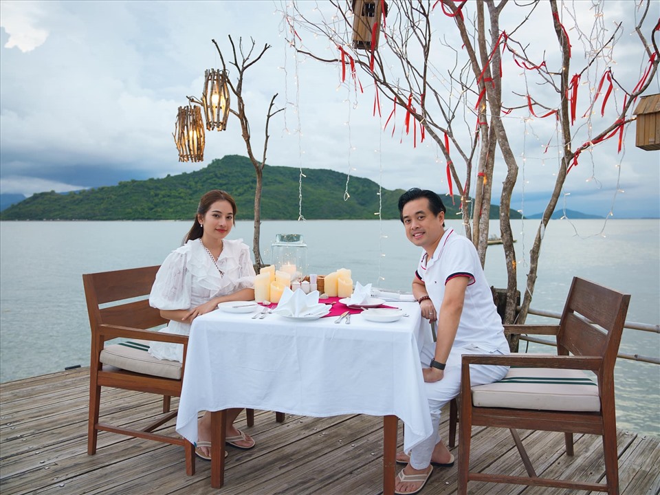 Dương Khách Linh đưa vợ con du lịch Nha Trang kỷ niệm 3 năm ngày cưới