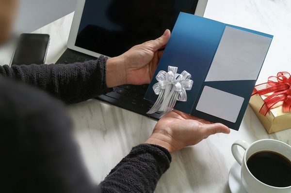 Quà tết cho sếp: Những nguyên tắc và gợi ý quà phù hợp – Chocolate Graphics