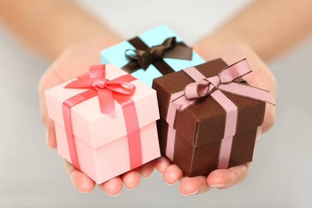 Tư Vấn] Khi Nào Tôi Nên Tặng Quà Cho Người Thân, Bạn Bè?