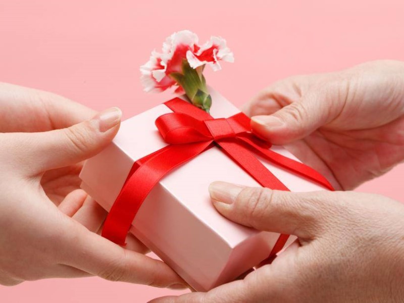 Tặng quà gì cho bạn gái mới quen vào lần đầu gặp mặt? Tham khảo ngay!