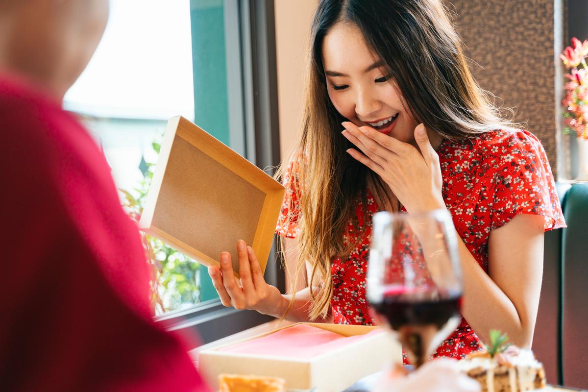 Đừng cứ thấy đẹp thì mua, hãy đọc cách chọn quà 8/3 cho phái đẹp theo từng  lứa tuổi dưới đây để làm phụ nữ hài lòng