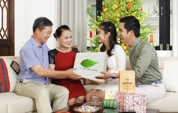 Mua gì làm quà biếu bố mẹ chồng tương lai trong ngày ra mắt