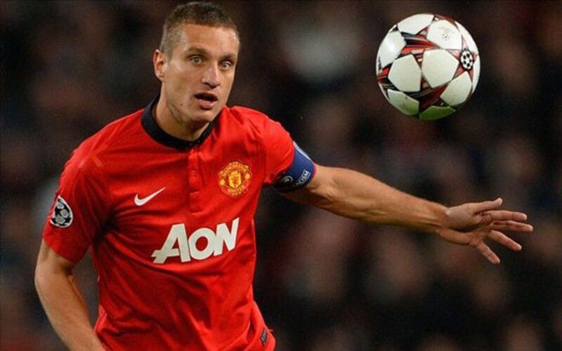Đội trưởng huyền thoại của MU: Bobby Charlton đầu tiên