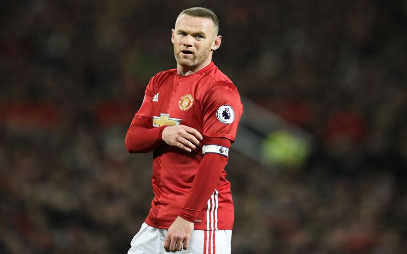 Đội trưởng huyền thoại của MU: Bobby Charlton đầu tiên