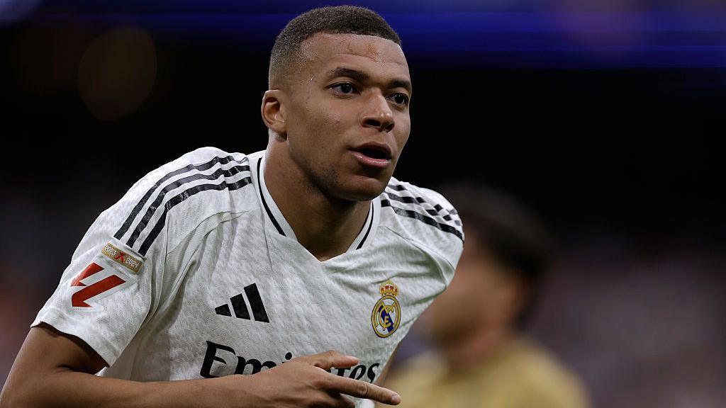 Kylian Mbappé lần đầu tiên giành Chiếc giày vàng châu Âu - BBC Sport