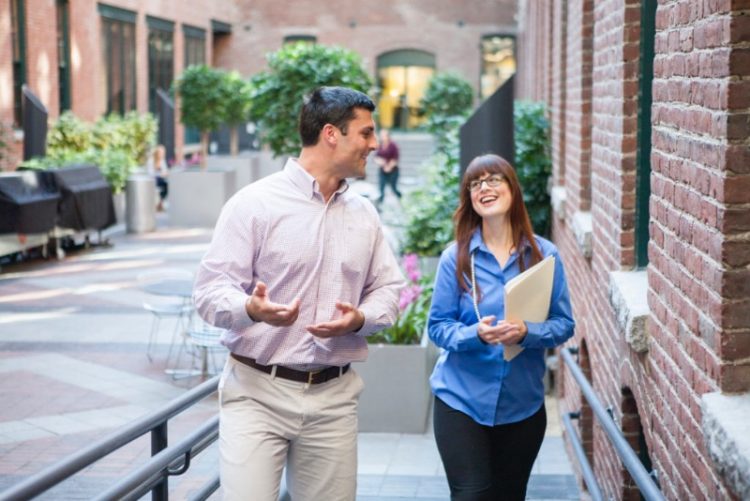 Tóm tắt: 19 cách bắt đầu cuộc trò chuyện hấp dẫn và ấn tượng với người lạ