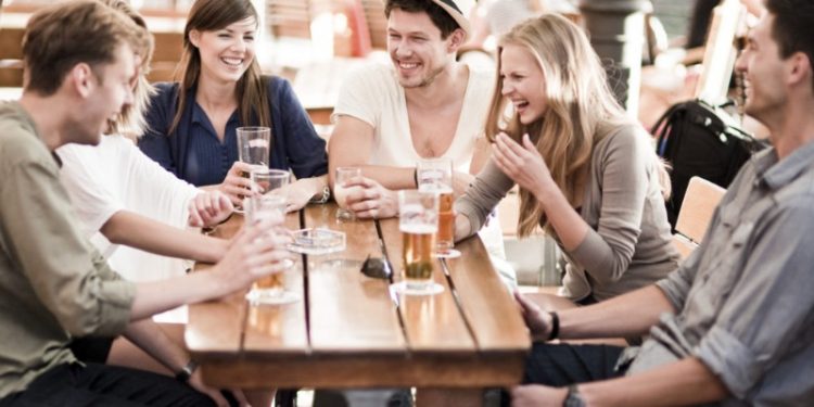 Tóm tắt: 19 cách bắt đầu cuộc trò chuyện hấp dẫn và ấn tượng với người lạ