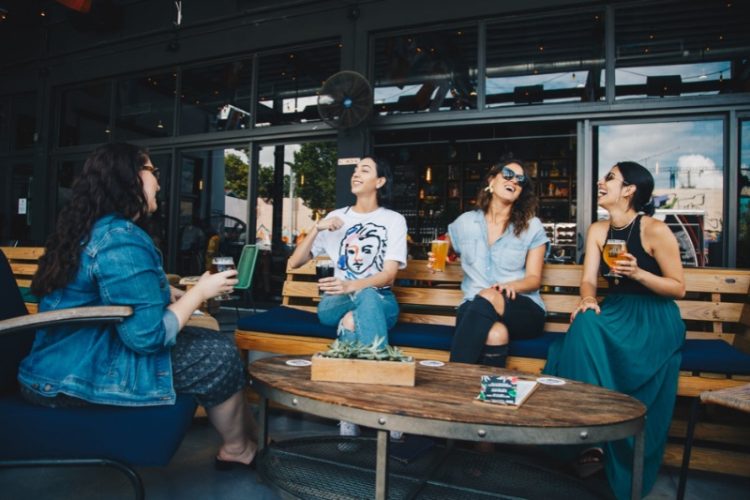 Tóm tắt: 19 cách bắt đầu cuộc trò chuyện hấp dẫn và ấn tượng với người lạ