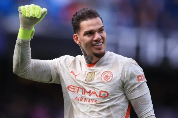 Ederson: Thủ môn xuất sắc nhất Ngoại hạng Anh
