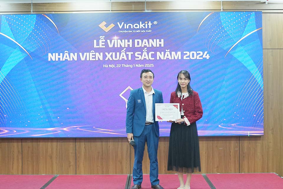 Vinakit trao thưởng cho nhân viên xuất sắc năm 2024