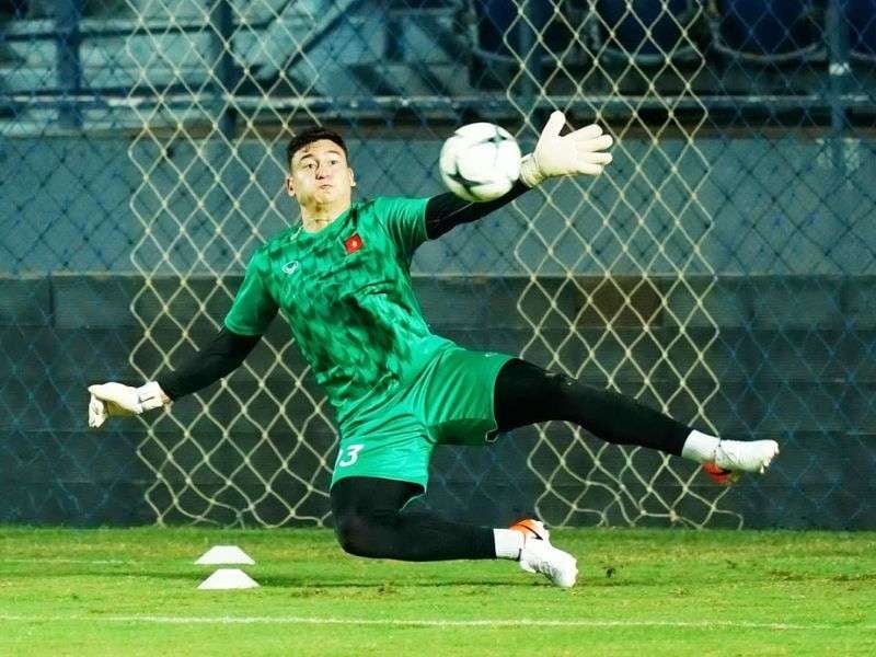 Hướng dẫn chọn giày đá bóng cho thủ môn chuyên và không chuyên | Sport9  Việt Nam