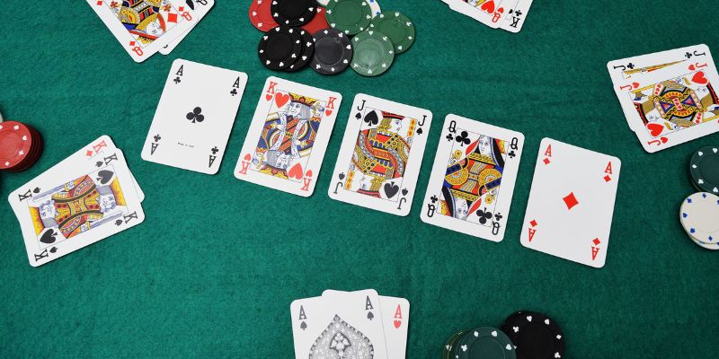 Những tay bài không hợp lệ trong poker là gì? Những sai lầm thường gặp của người mới chơi.