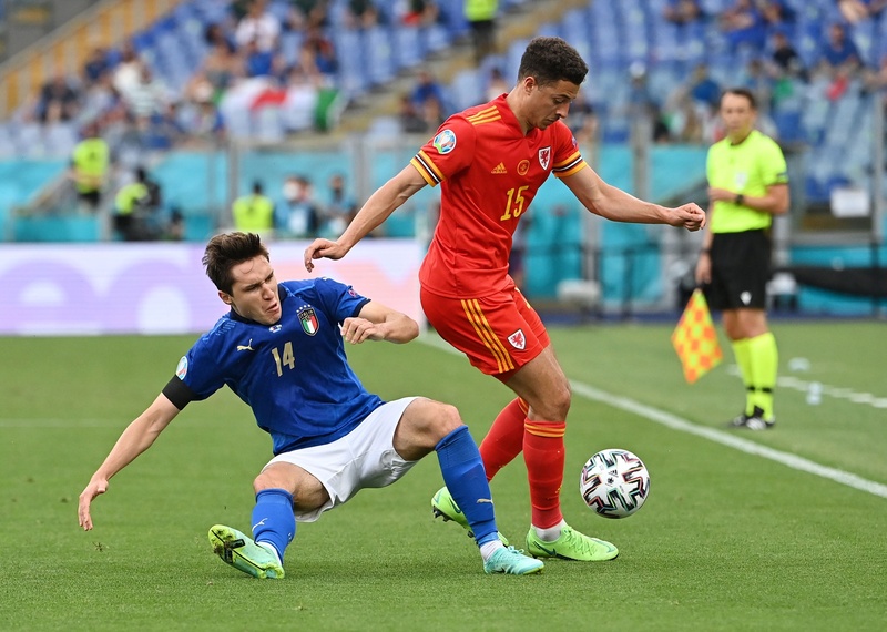 Hậu vệ cánh là gì? Những hậu vệ cánh xuất sắc nhất mọi thời đại