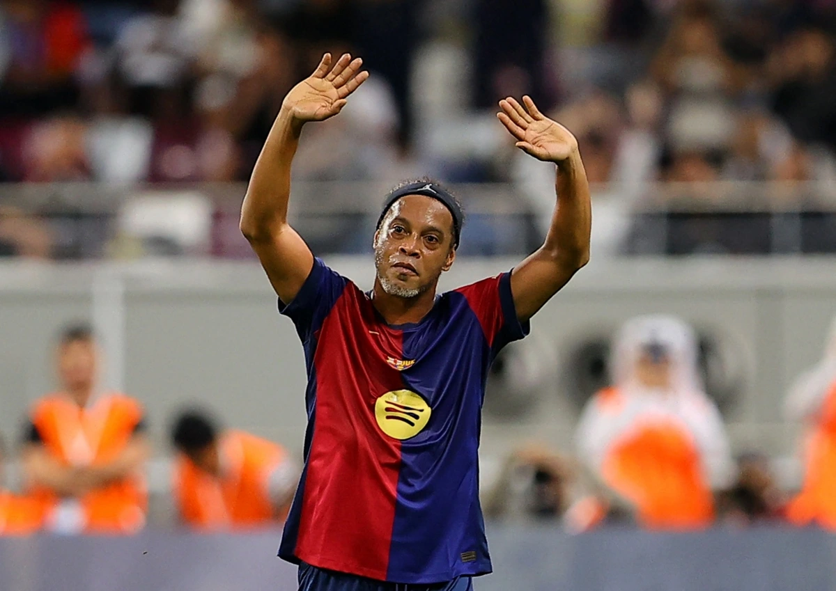 Ronaldinho trở thành ông nội ở tuổi 45
