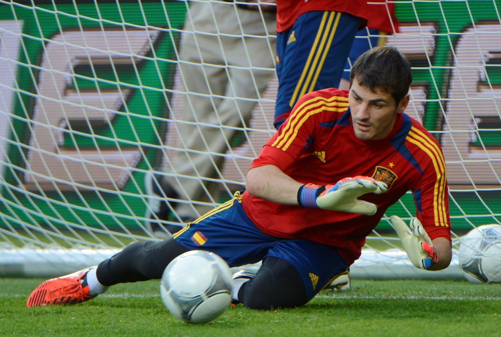 Thủ môn huyền thoại Iker Casillas chính thức giã từ 'đôi găng tay'