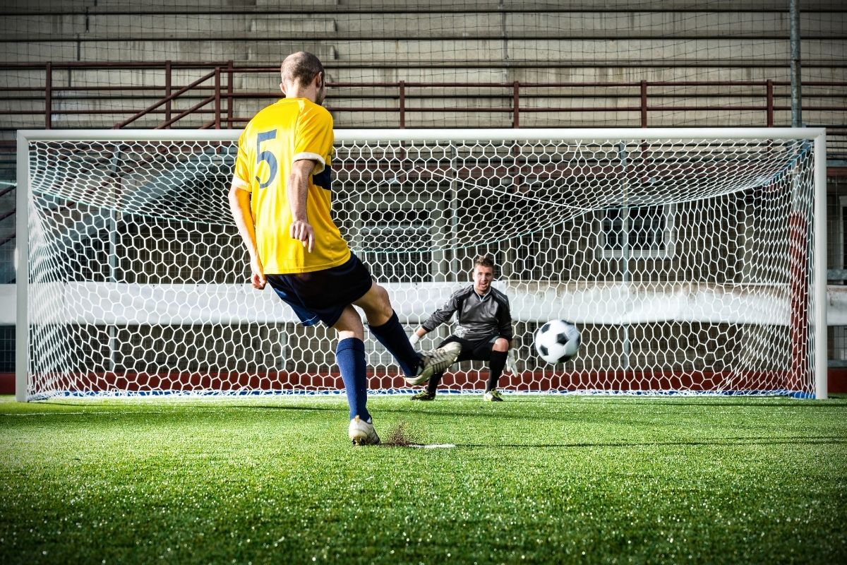 Kỹ thuật volley và half-volley trong bóng đá hiện đại