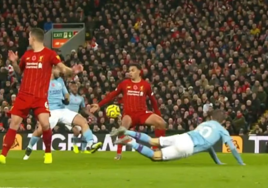 Tại sao Arnold thoát lỗi chạm tay trong bàn mở tỉ số của Liverpool?